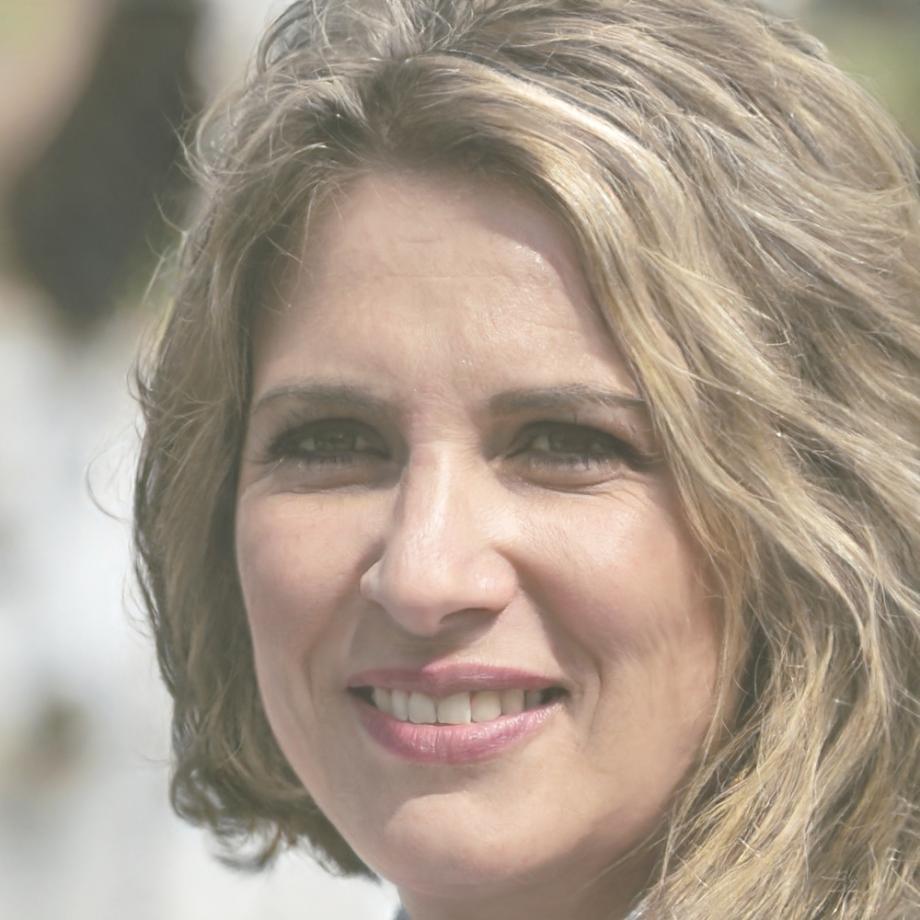 Consulente beauty professionale durante una sessione di styling